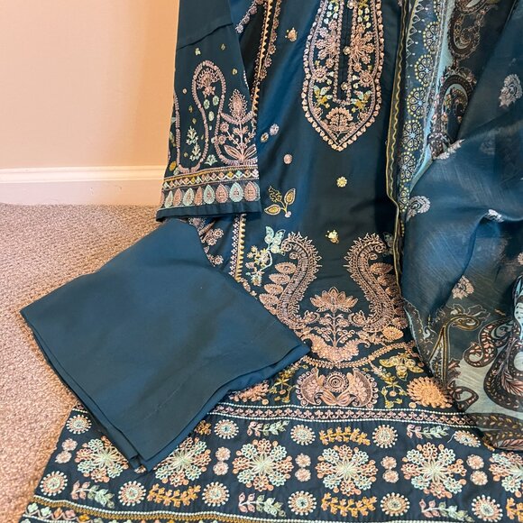 Pakistani Casualite Khamoshi Linen Embroidered 3pc Suit - Picture 5 of 5